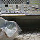 El sillón de un operador cubierto con plástico en una sala de control vacía del tercer reactor en la planta nuclear de Chernóbil, en Ucrania, el 20 de abril de 2018.